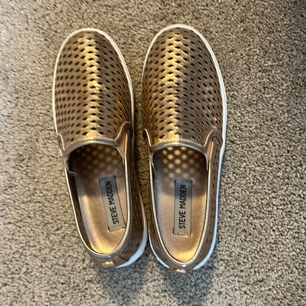 New!!! W/o tags. Only tried on indoors. Perforated Steve Madden flats.